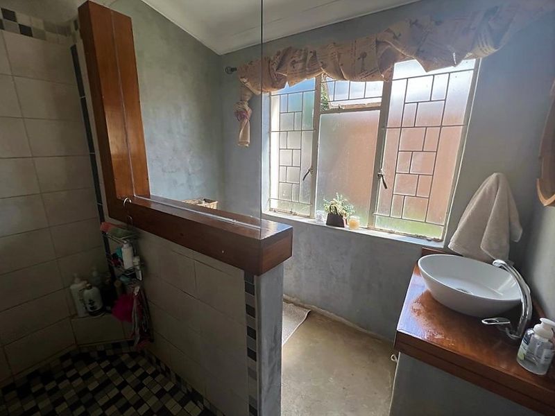 Charming with great potential placed on Enormous stand - Photo 10