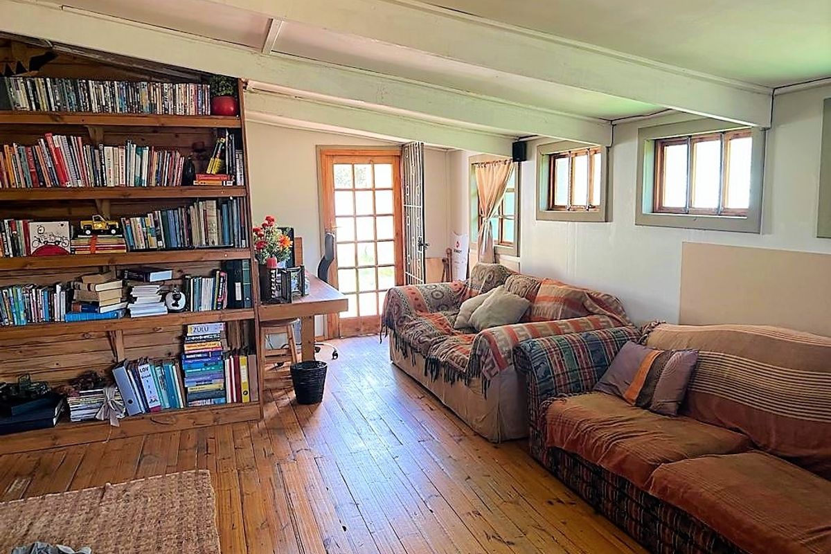 Charming with great potential placed on Enormous stand - Photo 2