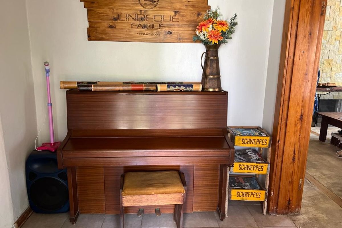 Charming with great potential placed on Enormous stand - Photo 3