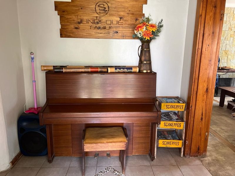 Charming with great potential placed on Enormous stand - Photo 3