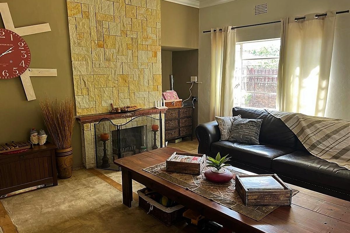 Charming with great potential placed on Enormous stand - Photo 5