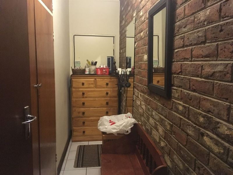 Large family home with strong borehole! - Photo 10