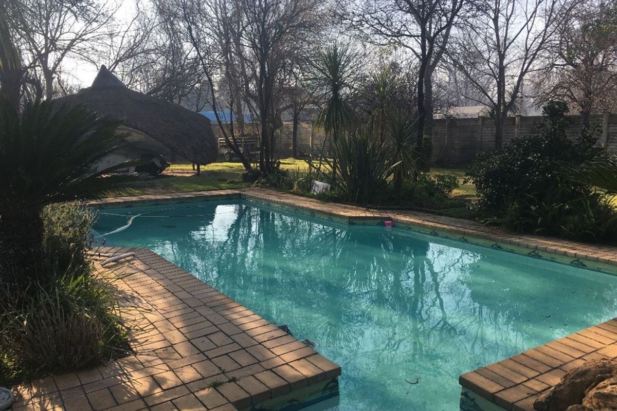 Large family home with strong borehole! - Photo 3