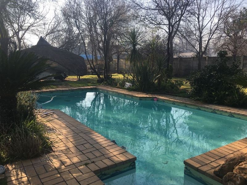 Large family home with strong borehole! - Photo 3