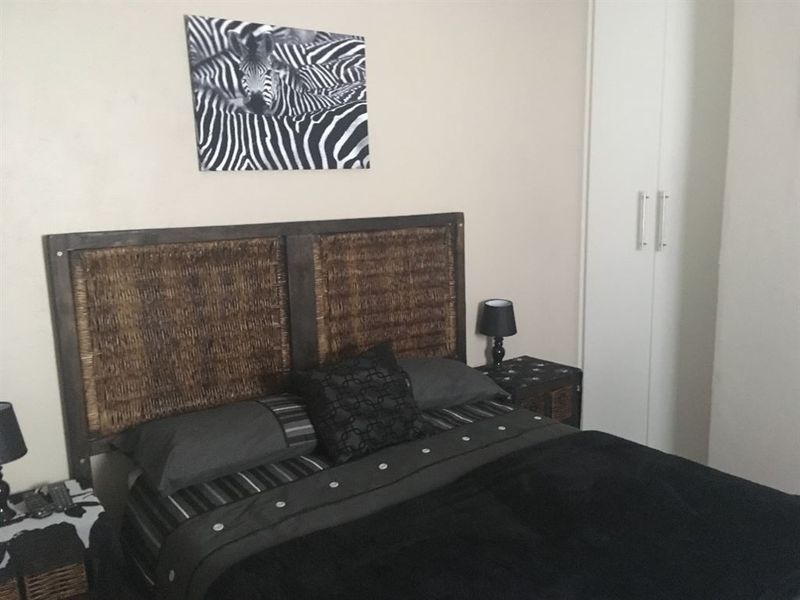 Large family home with strong borehole! - Photo 8