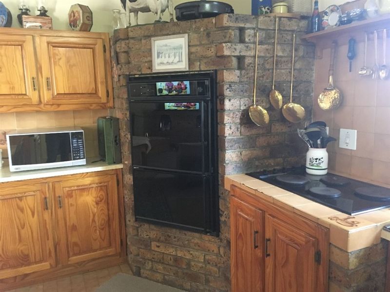 Large family home with strong borehole! - Photo 6