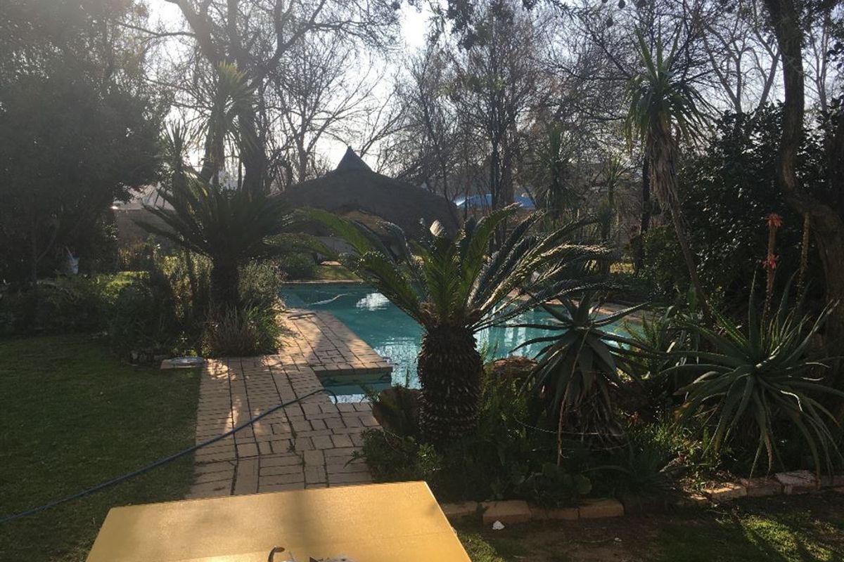 Large family home with strong borehole! - Photo 4