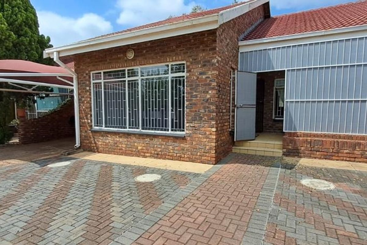 A sunny, private townhouse on a quiet street in Parys. - Photo 2