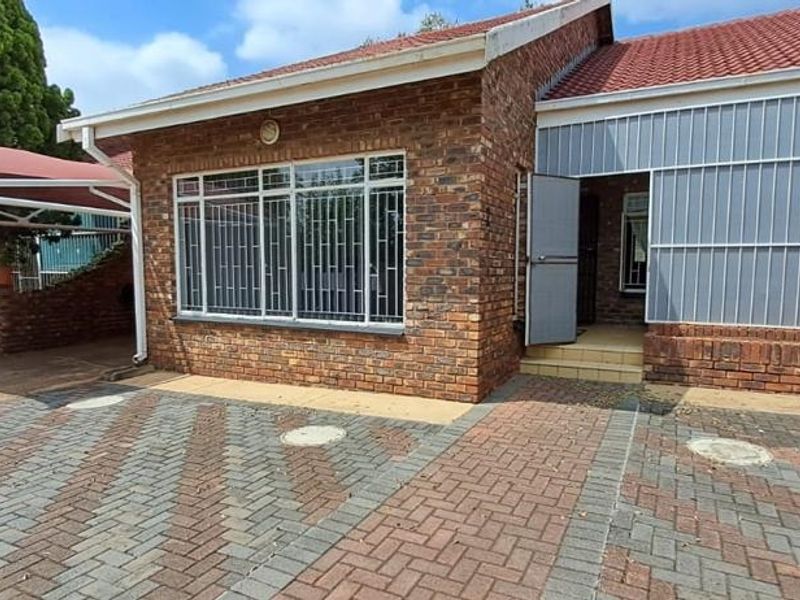 A sunny, private townhouse on a quiet street in Parys. - Photo 2