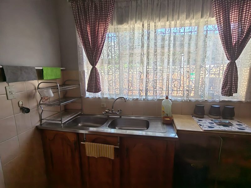 A sunny, private townhouse on a quiet street in Parys. - Photo 9