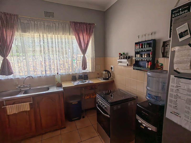 A sunny, private townhouse on a quiet street in Parys. - Photo 8