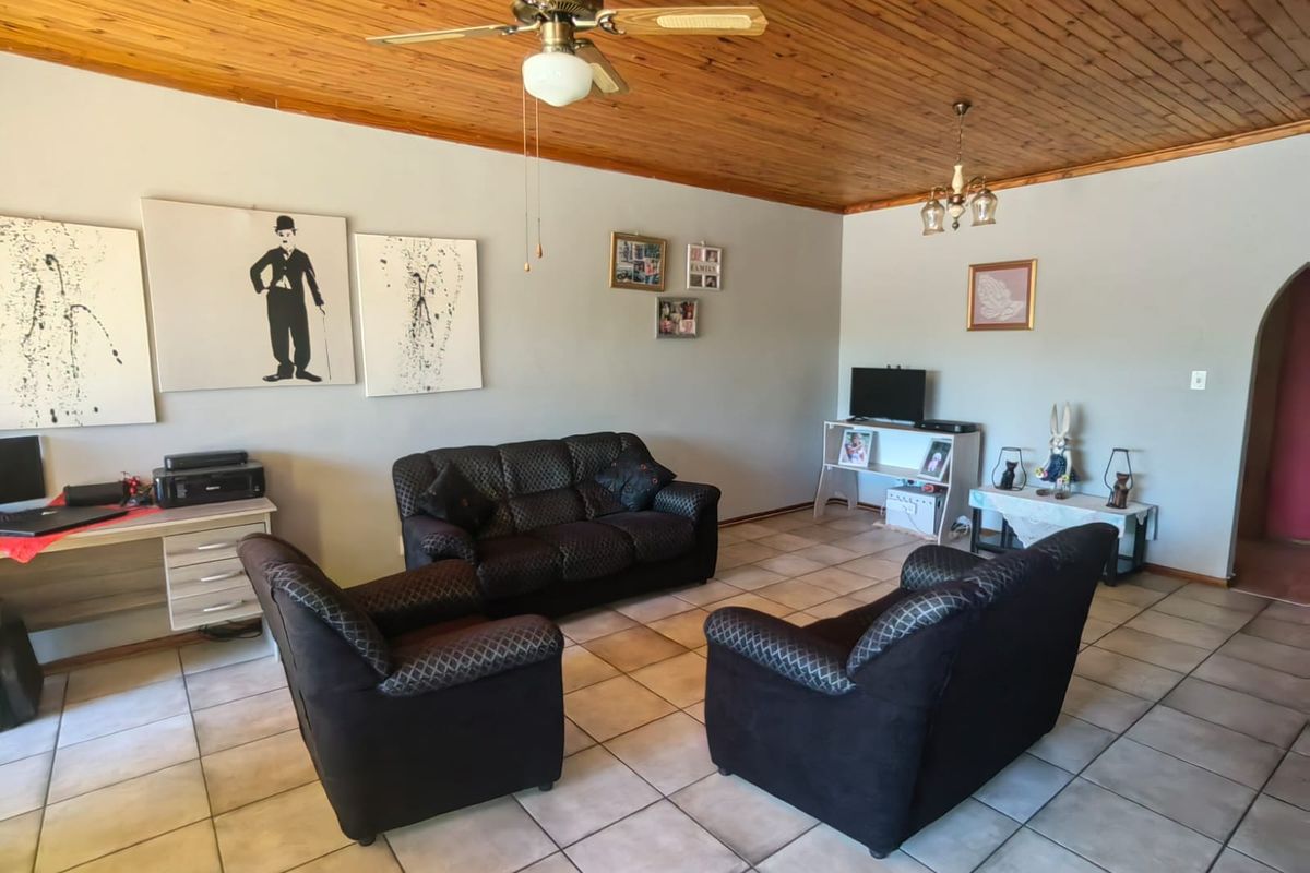 A sunny, private townhouse on a quiet street in Parys. - Photo 5