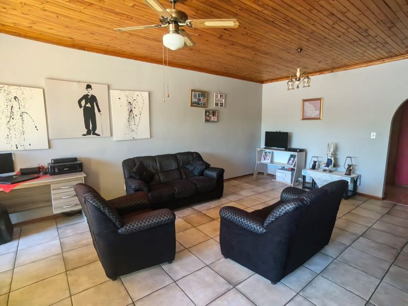 A sunny, private townhouse on a quiet street in Parys. - Photo 5