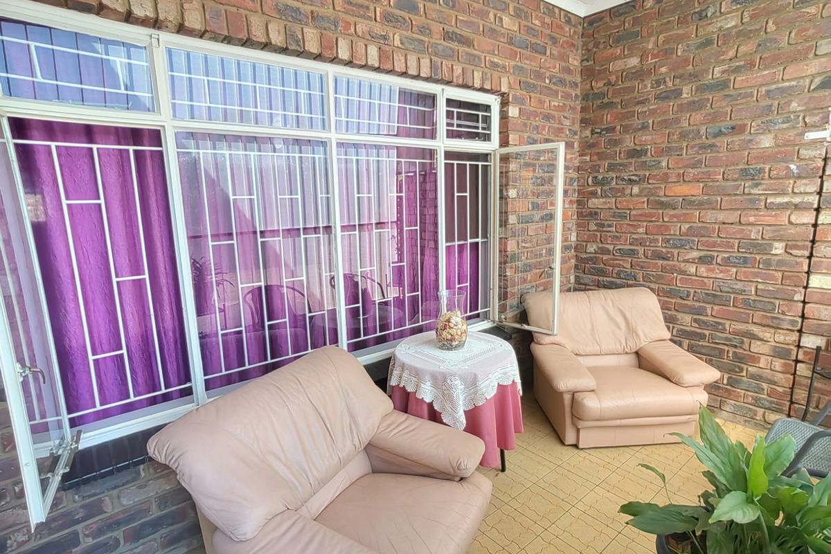 A sunny, private townhouse on a quiet street in Parys. - Photo 3