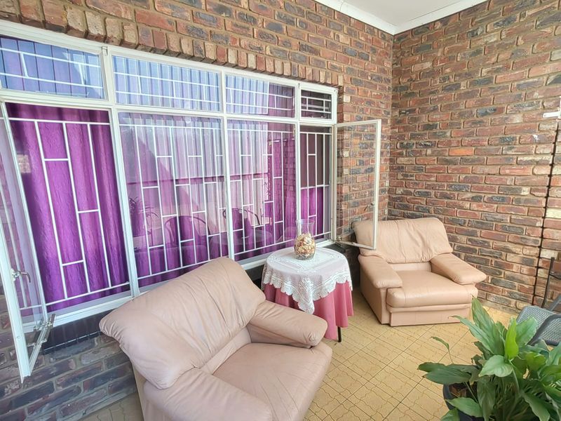 A sunny, private townhouse on a quiet street in Parys. - Photo 3