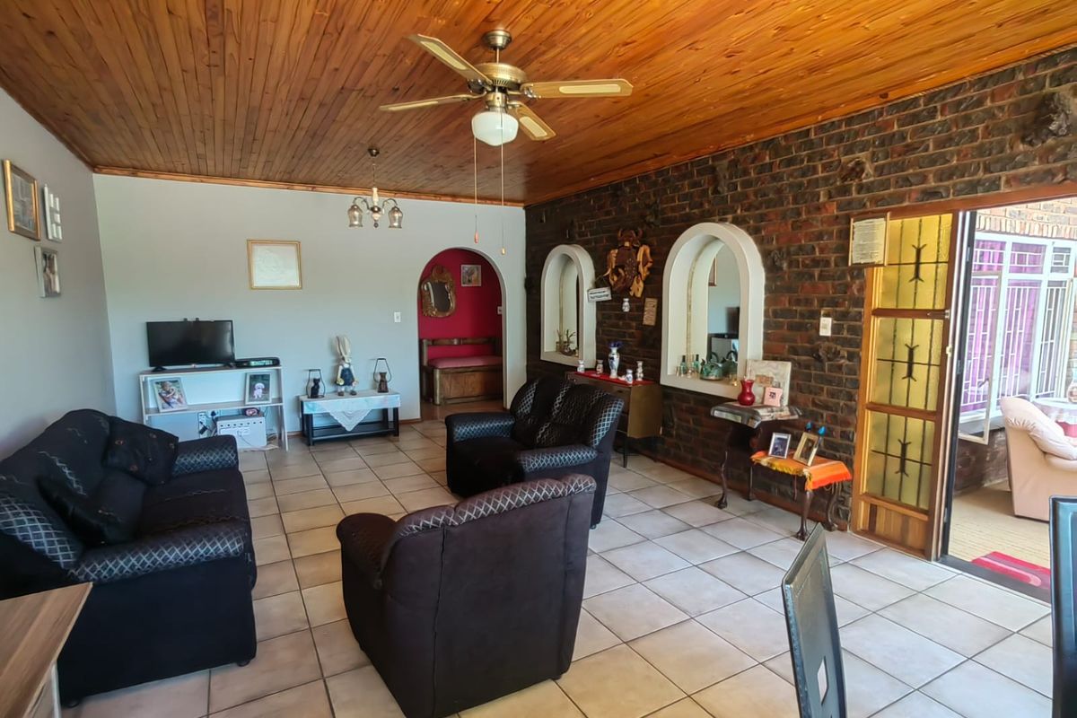 A sunny, private townhouse on a quiet street in Parys. - Photo 4