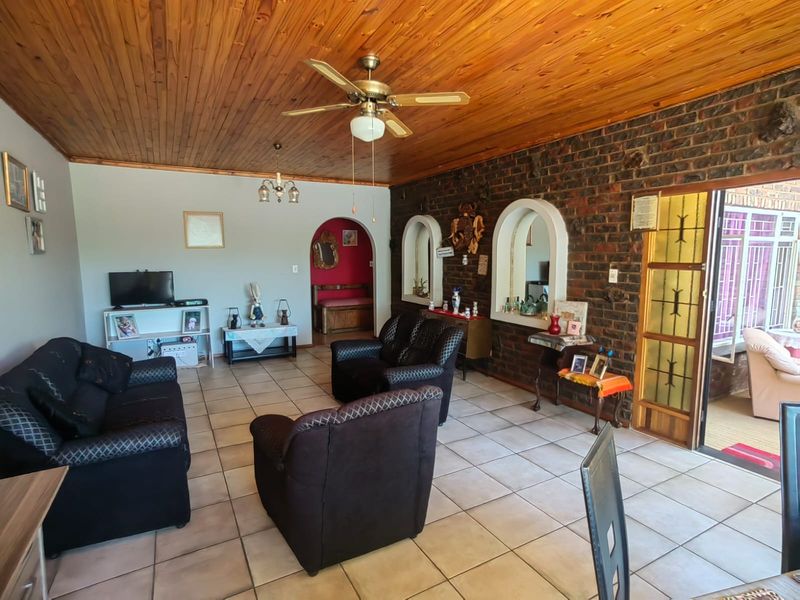 A sunny, private townhouse on a quiet street in Parys. - Photo 4