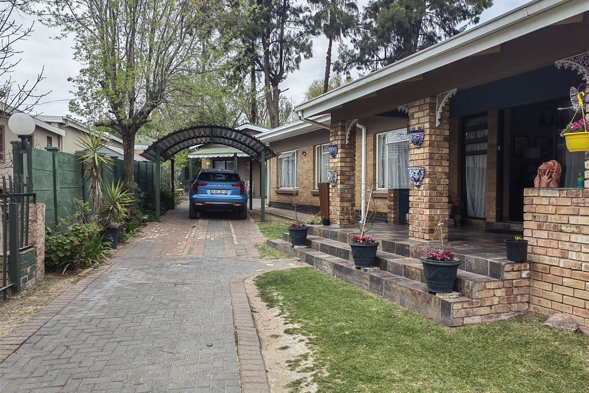 House with Guest House potential - Photo 2