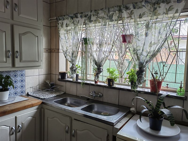 House with Guest House potential - Photo 8