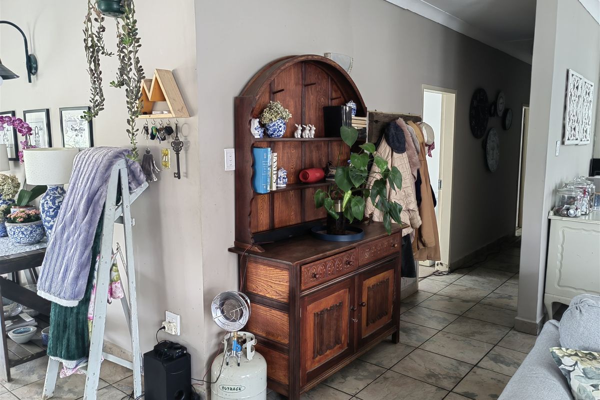 House with Guest House potential - Photo 4