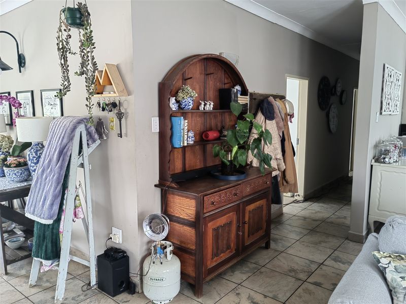 House with Guest House potential - Photo 4