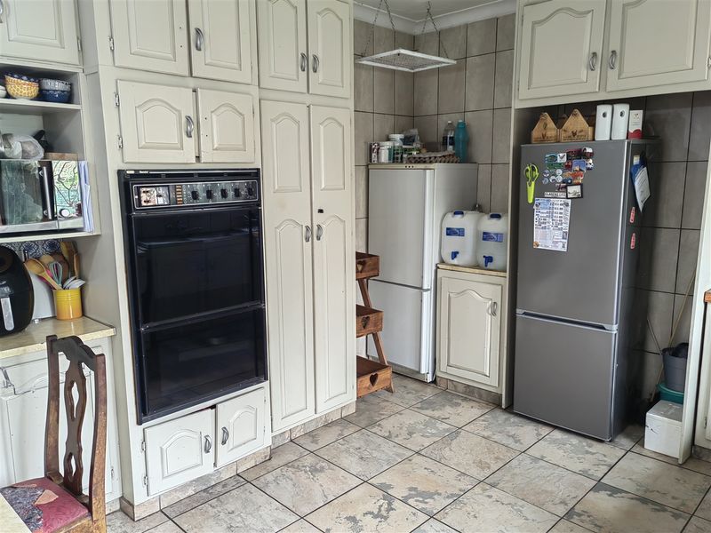 House with Guest House potential - Photo 7