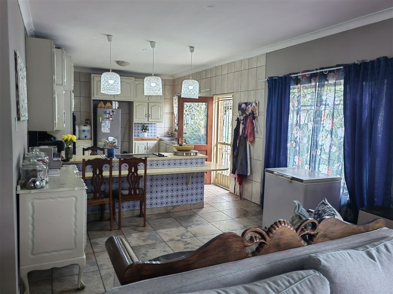 House with Guest House potential - Photo 6