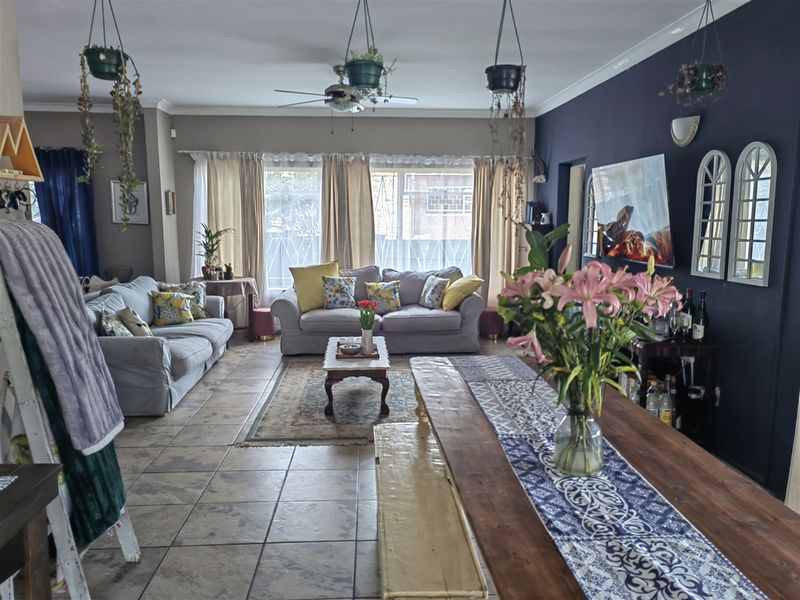 House with Guest House potential - Photo 3