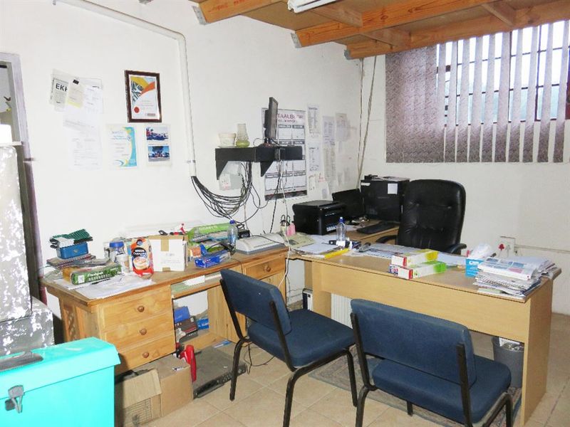 Established Hardware & Shopping Centre - Photo 10