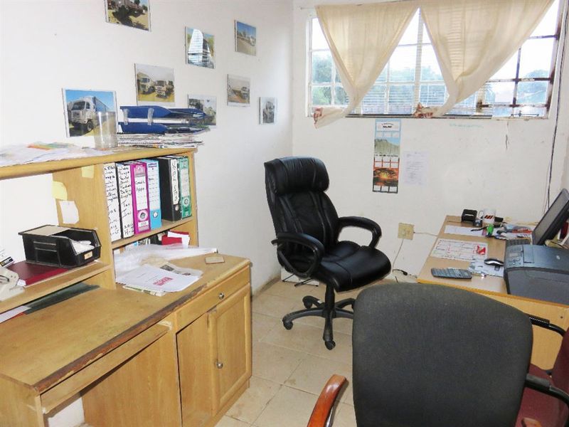 Established Hardware & Shopping Centre - Photo 9