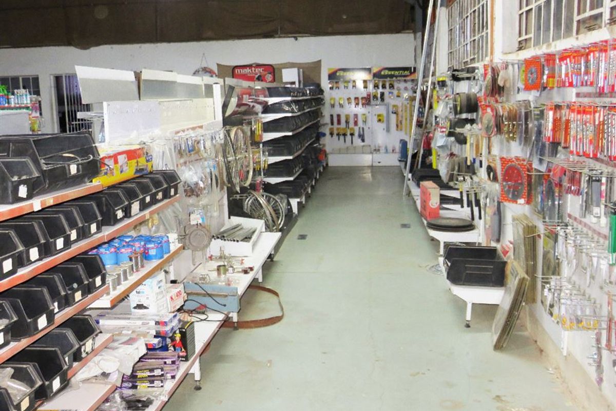 Established Hardware & Shopping Centre - Photo 3