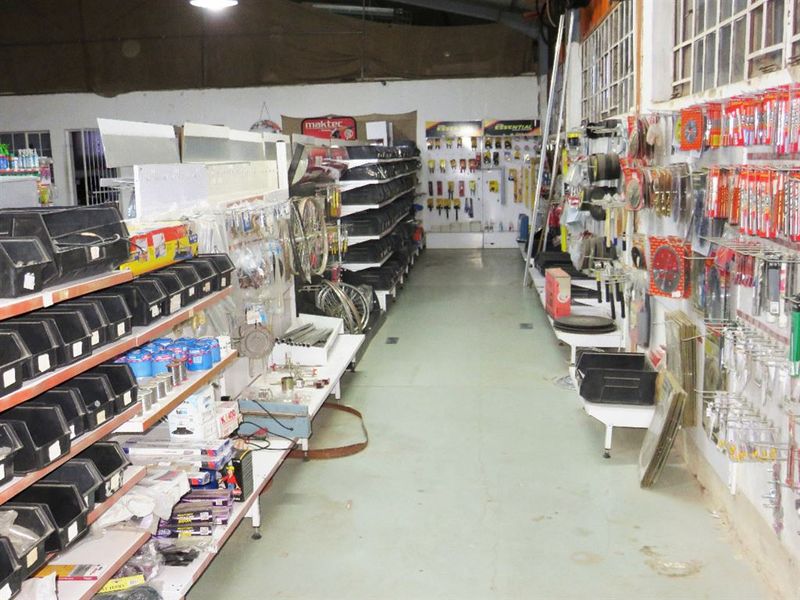 Established Hardware & Shopping Centre - Photo 3