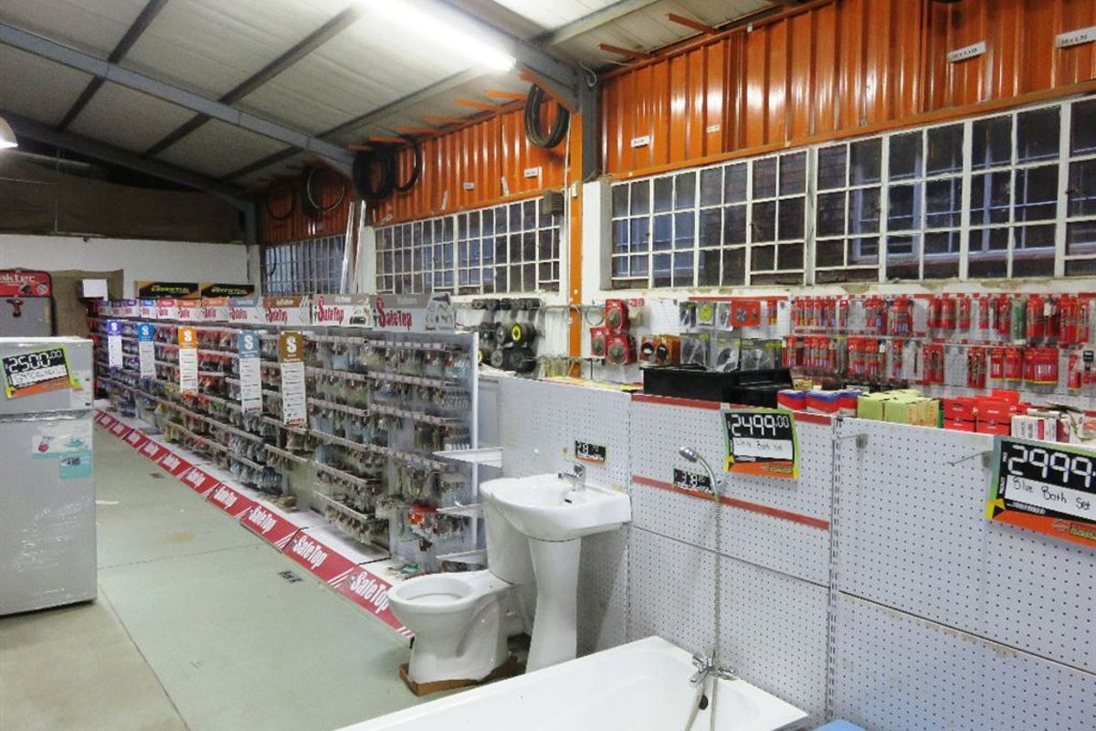 Established Hardware & Shopping Centre - Photo 2