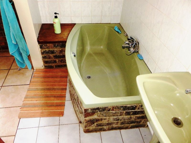 House with Vaal Dam view in Deneysville - Photo 10