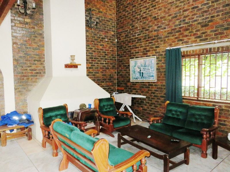 House with Vaal Dam view in Deneysville - Photo 5