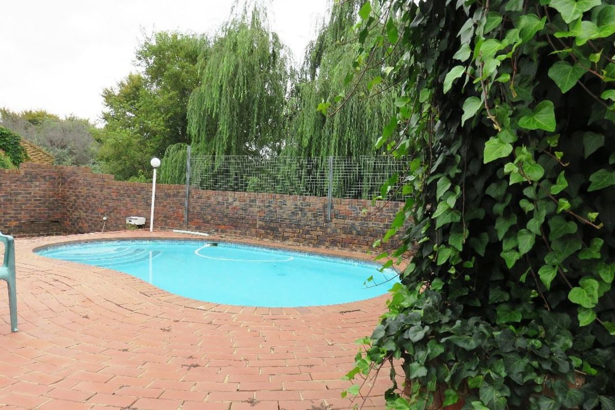 House with Vaal Dam view in Deneysville - Photo 2