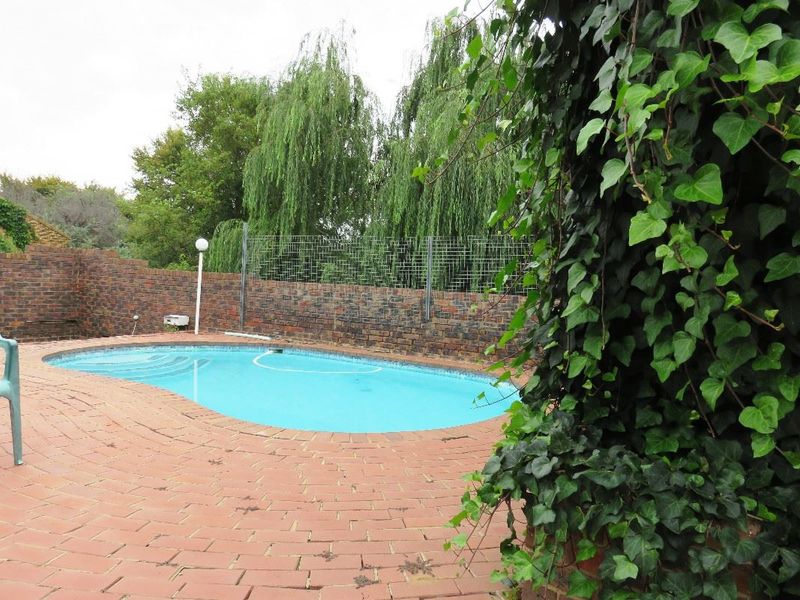 House with Vaal Dam view in Deneysville - Photo 2