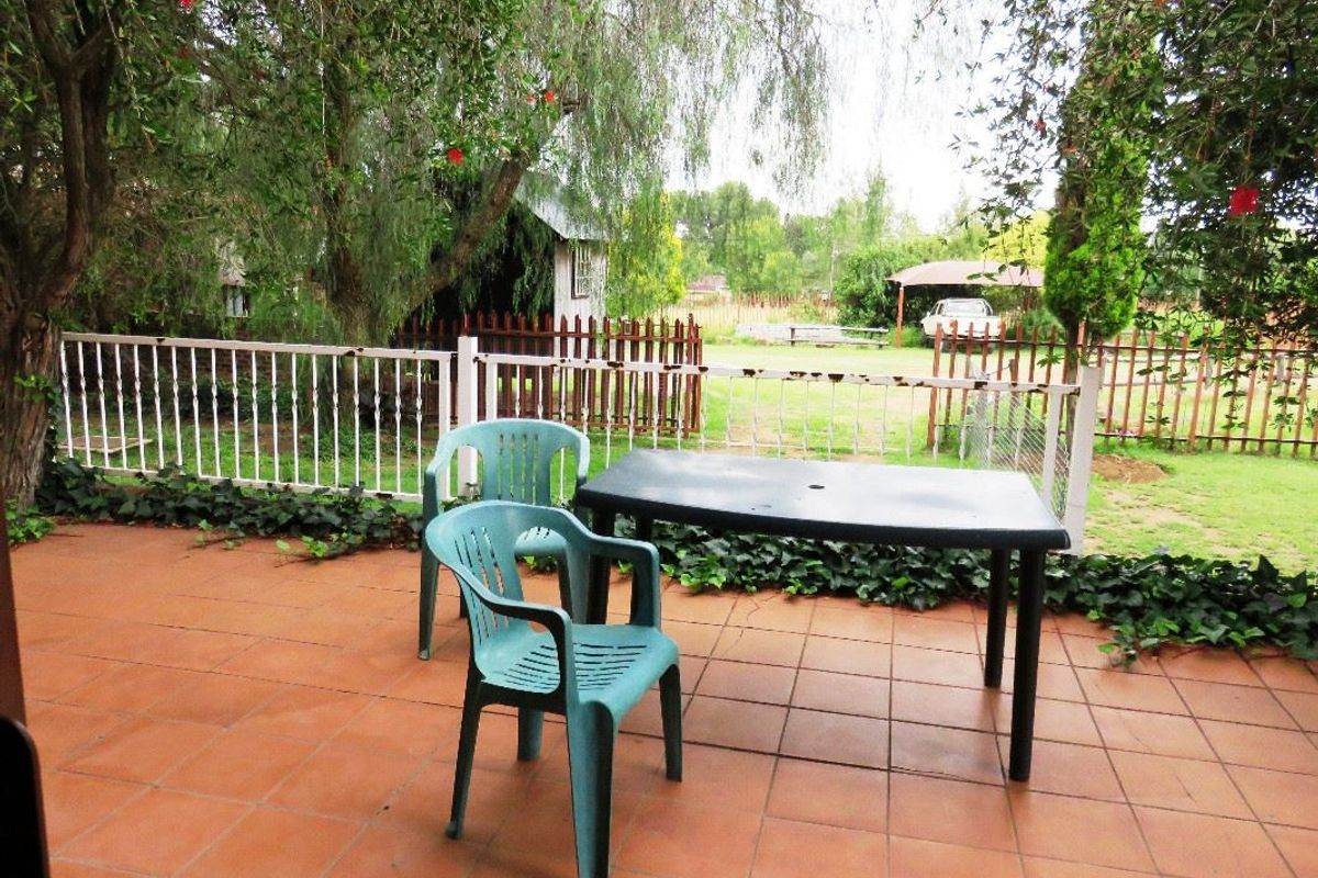 House with Vaal Dam view in Deneysville - Photo 3