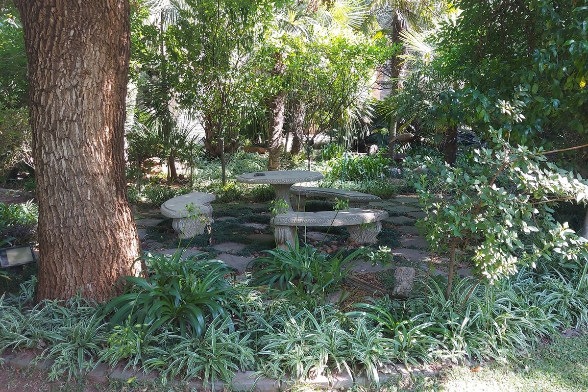 Immaculate, luxurious home for the top Executive!! - Photo 4