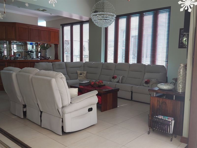Immaculate, luxurious home for the top Executive!! - Photo 10