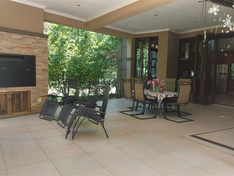 Immaculate, luxurious home for the top Executive!! - Photo 9