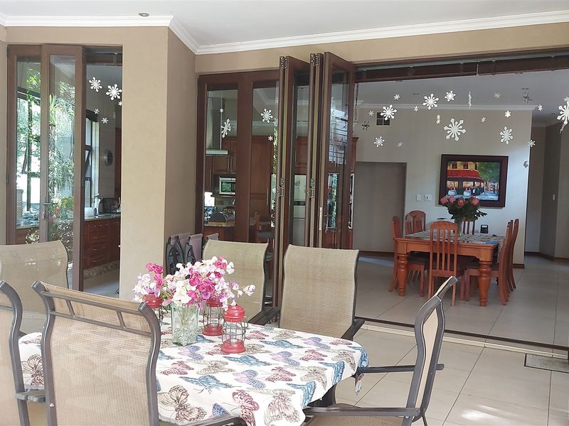Immaculate, luxurious home for the top Executive!! - Photo 8