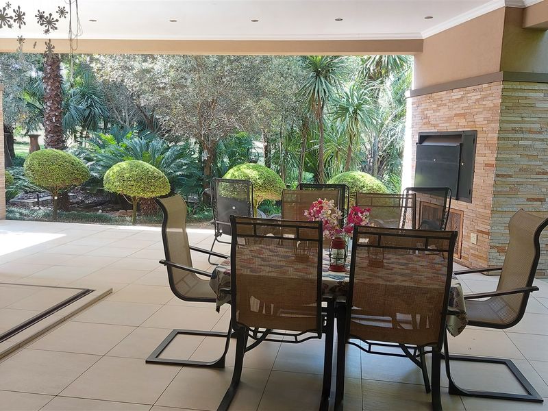 Immaculate, luxurious home for the top Executive!! - Photo 7