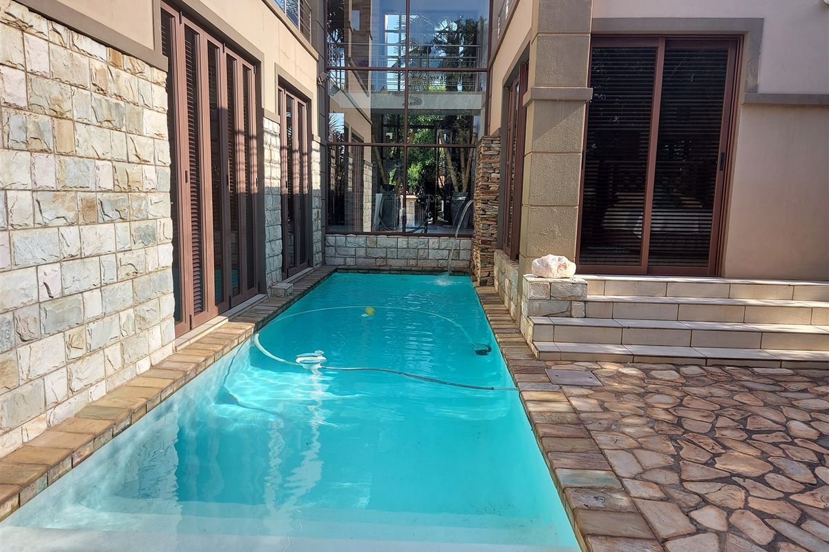 Immaculate, luxurious home for the top Executive!! - Photo 2