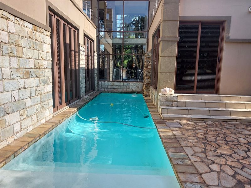 Immaculate, luxurious home for the top Executive!! - Photo 2