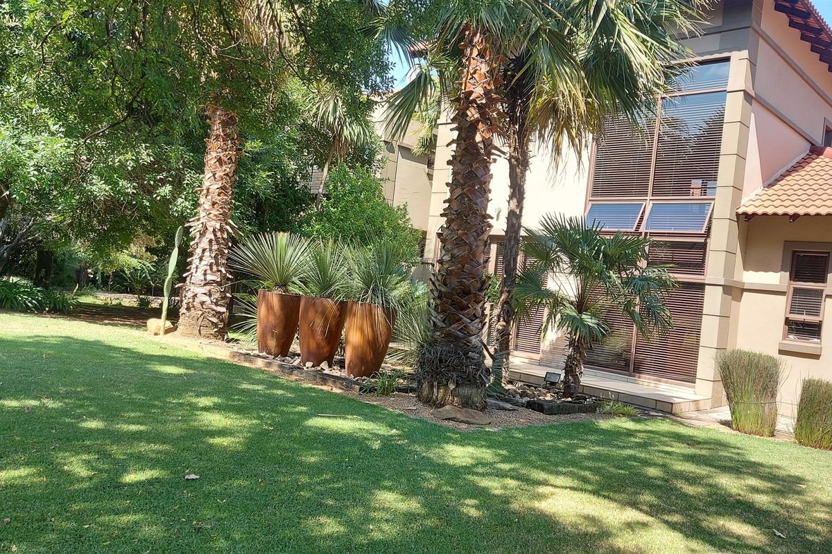 Immaculate, luxurious home for the top Executive!! - Photo 3