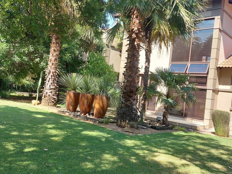 Immaculate, luxurious home for the top Executive!! - Photo 3