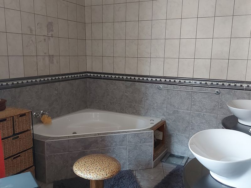 Neat and beautiful family home in SE 2 - Photo 10