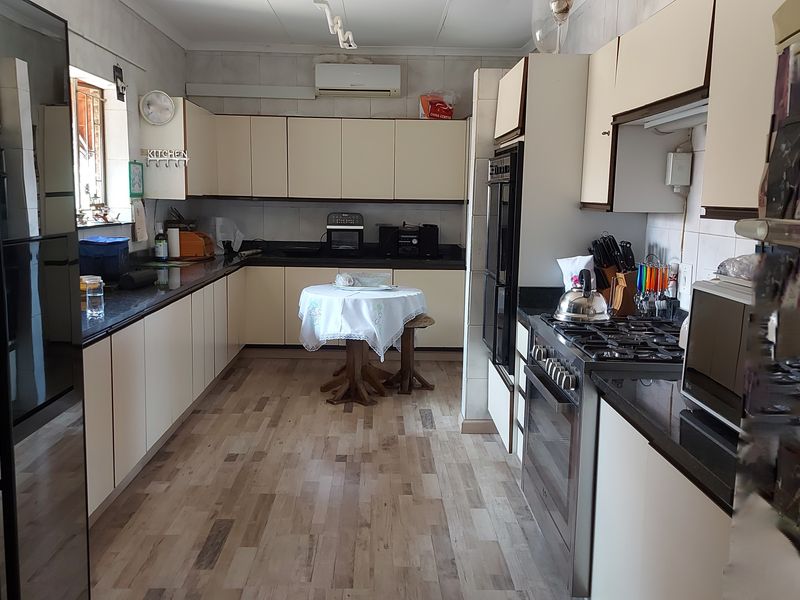 Neat and beautiful family home in SE 2 - Photo 4