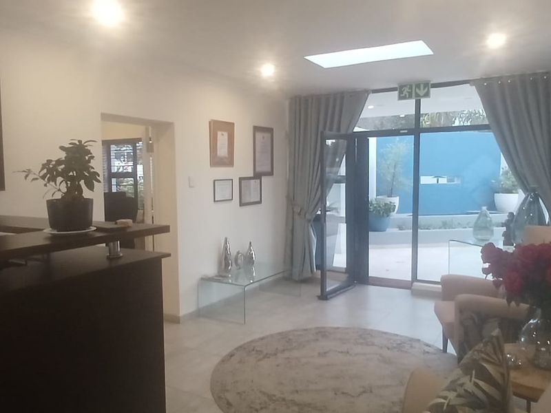 Modern Commercial Office Space To Let In Monument – High Visibility Main Road Location - Photo 4